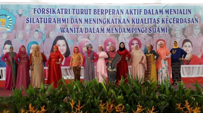 Eloknya Istri Dewan Berlenggok di Panggung