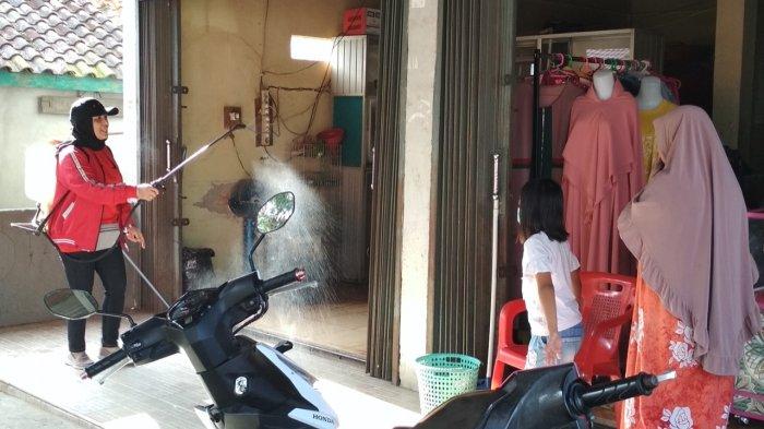 Lihat Militanya Istri Wabup Muratara Semprot Disinfektan ke Rumah Warga, Masjid Hingga Pasar
