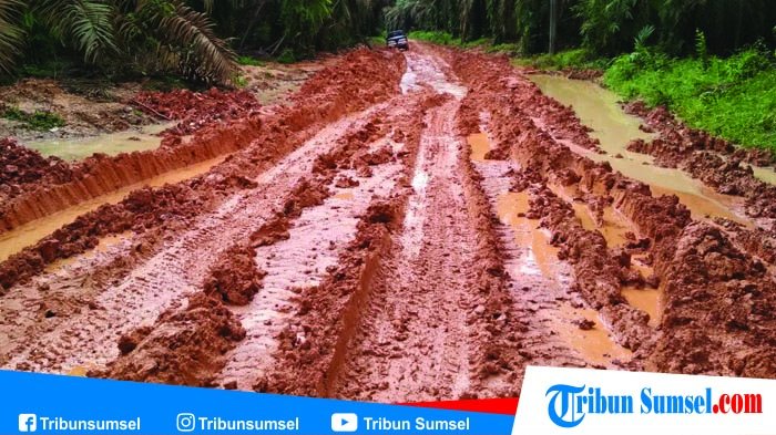Bahaya, Jalan Berlumpur di Muratara ini Jika Dipijak Dalamnya Bisa Sepinggang Orang Dewasa