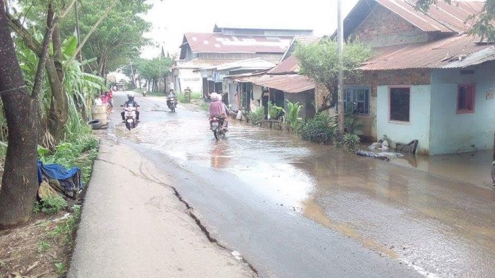 Jalan Gandus Amblas dan Tergenang Banjir