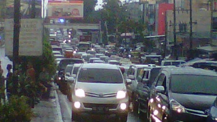 Baliho Roboh, Jalan Kol H Barlian Macet Total