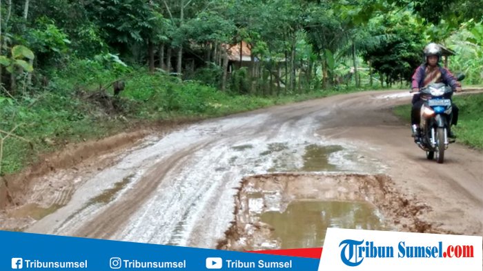 Jalan Lintas yang Hubungkan OKU dan Ogan Ilir Rusak Parah, Warga Minta Perbaiki Secepatnya!