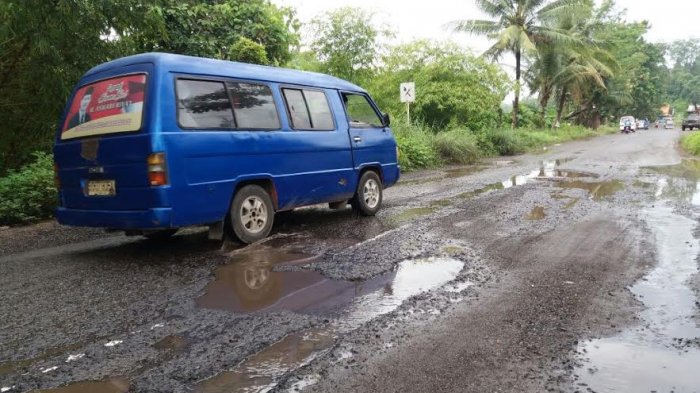 Rawan Kecelakaan dan Pakaian Kerap Basah Kena Cipratan Air Hujan, Warga Minta Jalan Diperbaiki
