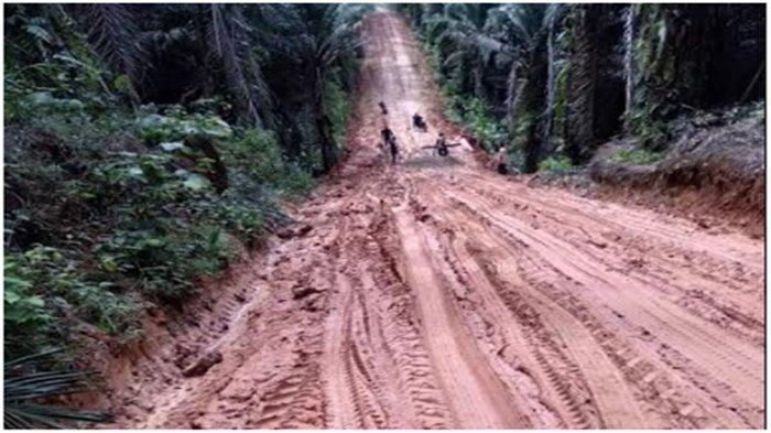 Musim Hujan Jalan Berlumpur, Warga di Muratara Sulit Keluar Masuk Desa, Banyak Kendaraan Terjebak