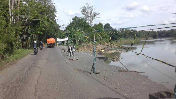 Jalan Rusak Akibat Longsor Tak Kunjung Diperbaiki