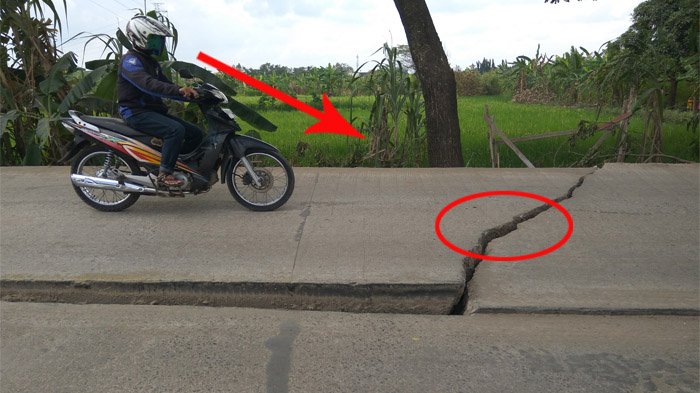 Pengendara Heran Tiba-tiba Ada Rongga di Tengah Jalan, Saat Diperiksa Ternyata itu, Bikin Kesal