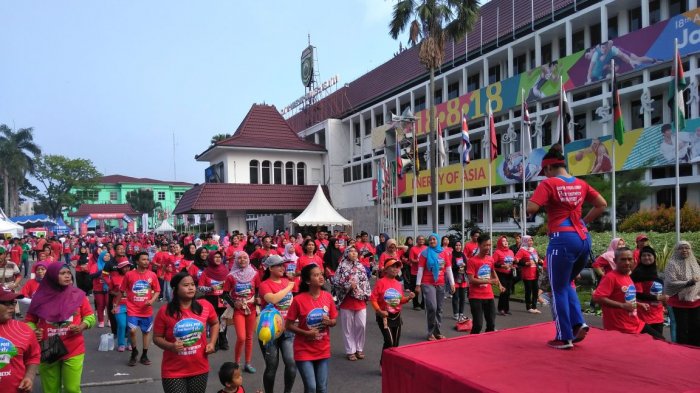 Ribuan Orang Antusias Ikuti Jalan Santai Tribun Sumsel Melangkah Bersama Paramex Nyeri Otot