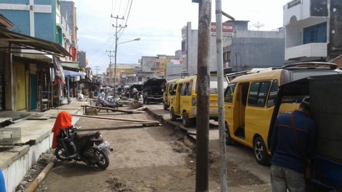 Tiang Listrik Hambat Pelebaran Jalinteng Empat Lawang