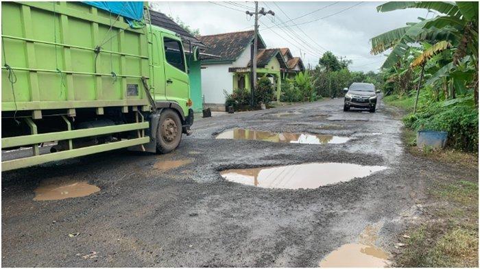 Jalan Lintas Tengah Sekayu-Lubuklinggau di Desa Lumpatan Rusak, Banyak  Lubang Diameter 1 Meter - Tribunsumsel.com