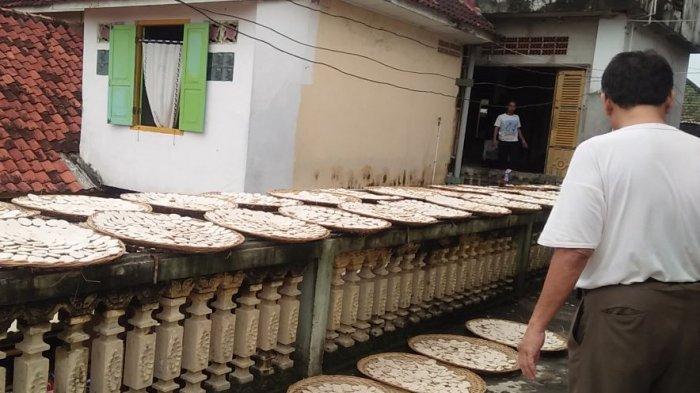 Produsen Kerupuk Kemplang di Palembang Mulai Kewalahan Hadapi Musim Hujan