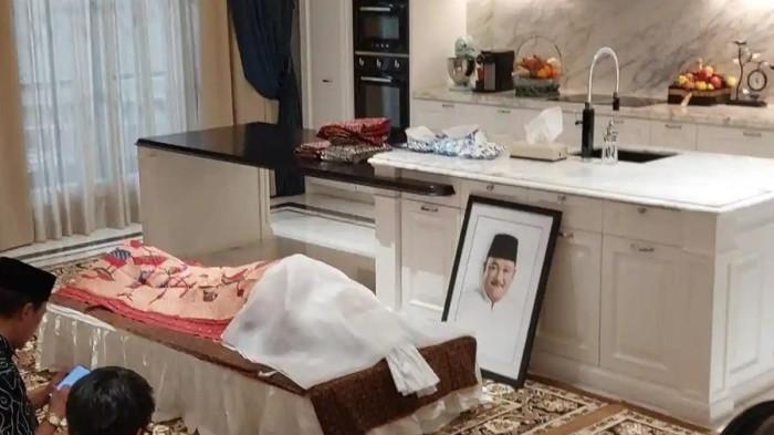 RUMAH DUKA - Jenazah almarhum mantan Gubernur Sumatera Selatan Alex Noerdin disemayamkan di rumah duka Jalan Martimbang II, No 5, Kebayoran Baru, Jakarta Selatan, Rabu (25/2/2026).