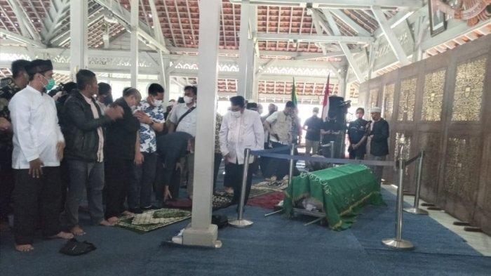 Isak Tangis Terdengar saat Jenazah Oded Wali Kota Bandung Disalatkan di Pendopo Kota Bandung