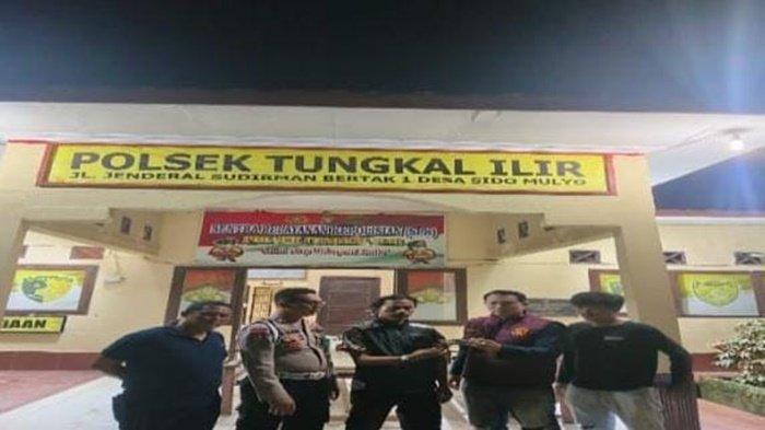 Kades Teluk Tenggulang Banyuasin Serahkan Senpi Rakitan Beserta Amunisi ...