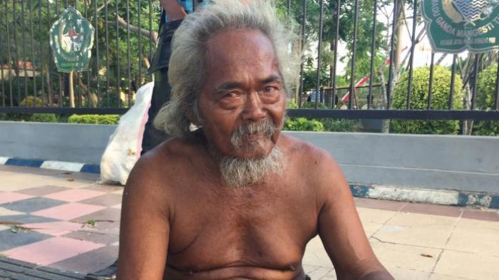 Siapa yang Demikian Tega Mengambil Uang Kakek Penjual Kipas yang Sakit dan Terlantar Ini?