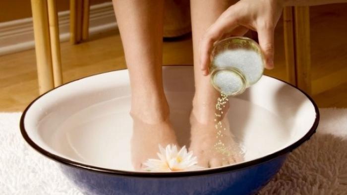 Rendam Kaki Anda ke Dalam Air Garam Hangat dan Rasakan Keajaibannya