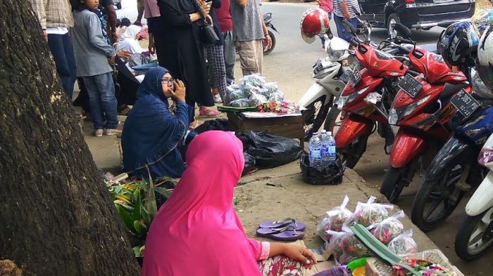 Jelang Ramadhan Penjaga Makam dan Penjual Bunga Kebanjiran Rezeki