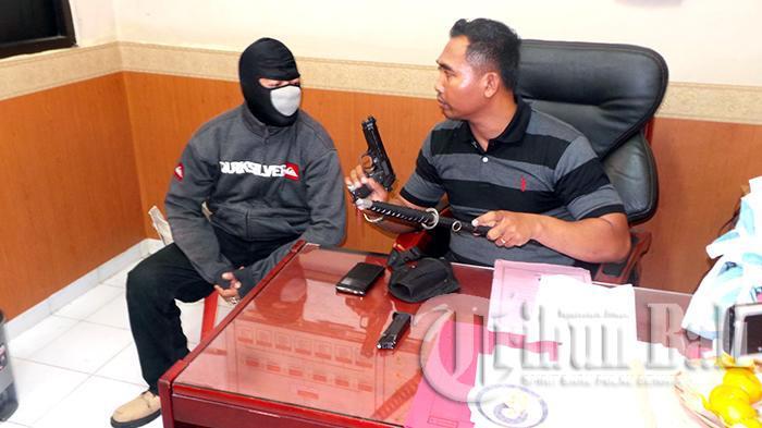 Pacarnya Dilirik, Mahaputra Tebaskan Pedang ke Merta