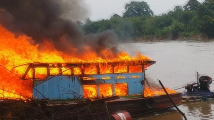 Berawal dari Penambangan Pasir Ilegal Hingga Pembakaran Kapal Oleh Massa