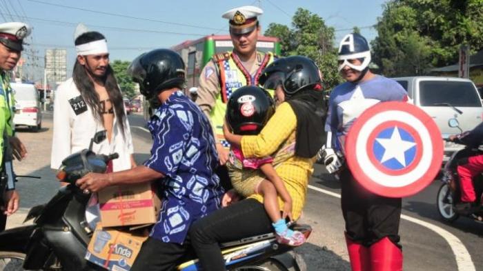 Saat Kapten Amerika dan Hulk Ikut Mengatur Lalu Lintas