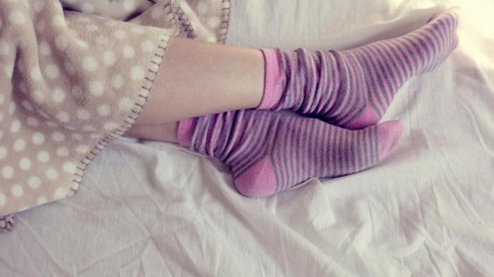 Tidur Pakai Kaus Kaki Basah Bisa Atasi Penyakit?
