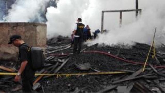 Petugas Labfor Cabang Palembang Lakukan Olah Tempat Kejadian Kebakaran