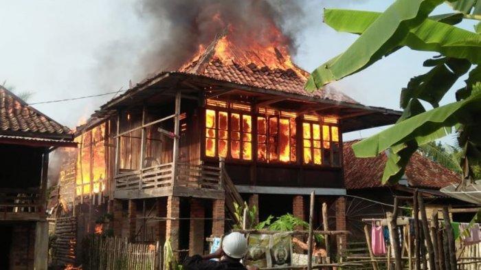 Kebakaran Rumah di Lubuk Tampui PALI, Saat Itu Pemilik Sedang Menyadap Karet