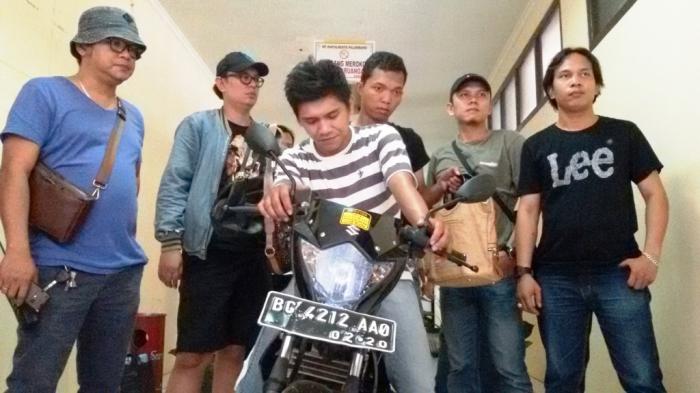 Pelaku Penjambretan yang Menewaskan Leni Suriyani Akhirnya Ditangkap - kedua-pelaku-jambret-saat-diamankan-dj-polresta-palembang_20151109_152030.jpg