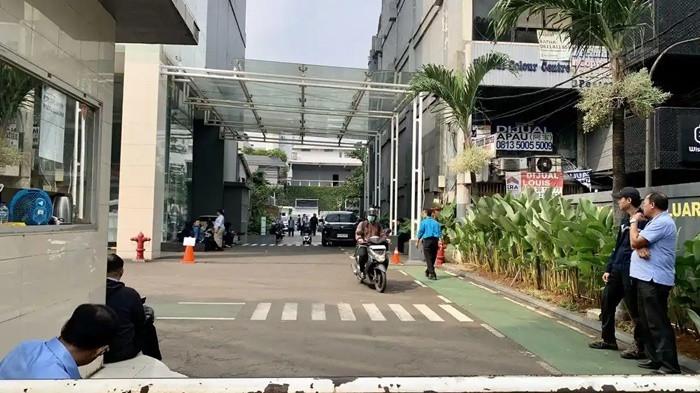 DIGELEDAH - Suasana Kantor Badan Gizi Nasional (BGN) yang berlokasi di kawasan Kebon Sirih, Jakarta Pusat, Rabu (3/6/2026) karyawan BGN juga diminta menunggu di area luar gedung dan lobby kantor sembari menanti arahan lebih lanjut.