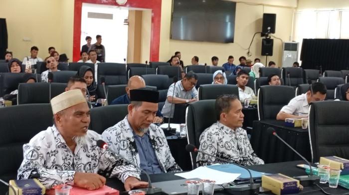 KEJANGGALAN KASUS - Abd Muis dan Rasnal, didampingi Ketua PGRI Luwu Utara Ismaruddin saat menyampaikan aspirasinya dalam rapat dengar pendapat di kantor sementara DPRD Sulsel, di kantor Dinas Bina Marga dan Bina Konstruksi (BMBK), Jalan A P Pettarani, KotaMakassar, Rabu (12/11/2025). Dalam RDP itu, keduanya merasakan kejanggalan dan keanehan.