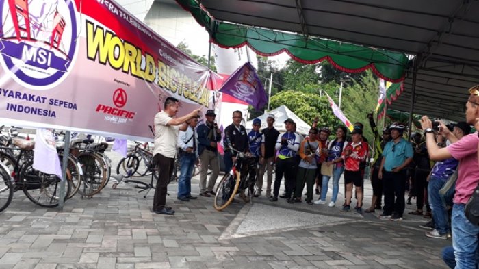 Peringati Hari Sepeda Sedunia, MSI Sumsel Bagi-Bagi Takjil