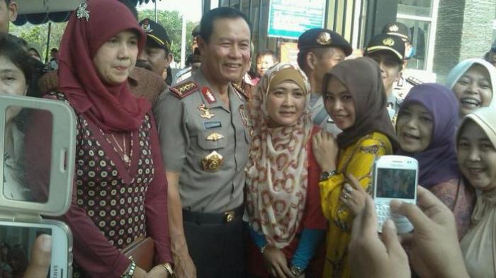 Ketika Kapolri Diajak Mengacungkan Salam Dua Jari