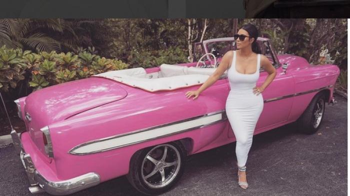 Aktris Hollywood Kim Kardashian Posting Foto di Atas Ranjang dan Perlihatkan Bagian Sensitifnya