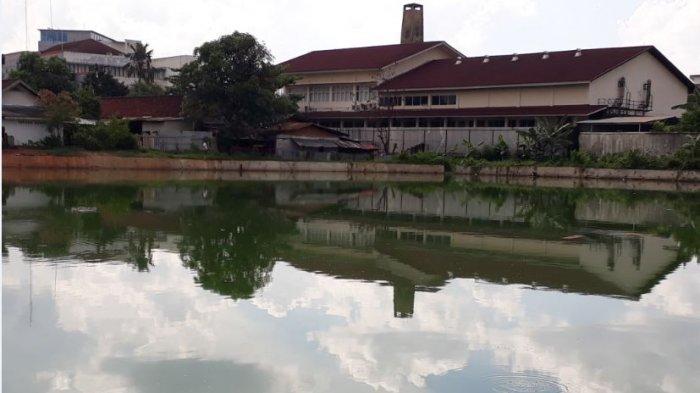 Warga Keluhkan Bau Tidak Sedap dari Proyek Kolam Rentensi Belakang RSMH Palembang