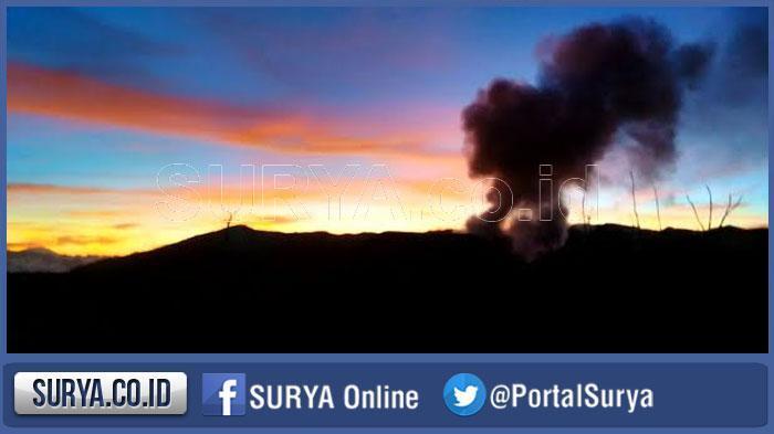 Gunung Bromo Keluarkan Lava Pijar, Terlontar hingga 100 Meter dari Puncaknya