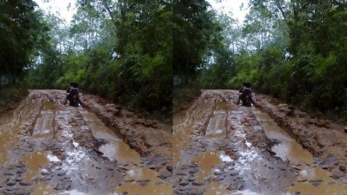 Guru SD Ini Harus Bertarung dengan Lumpur dan Jalan Rusak untuk Mengajar
