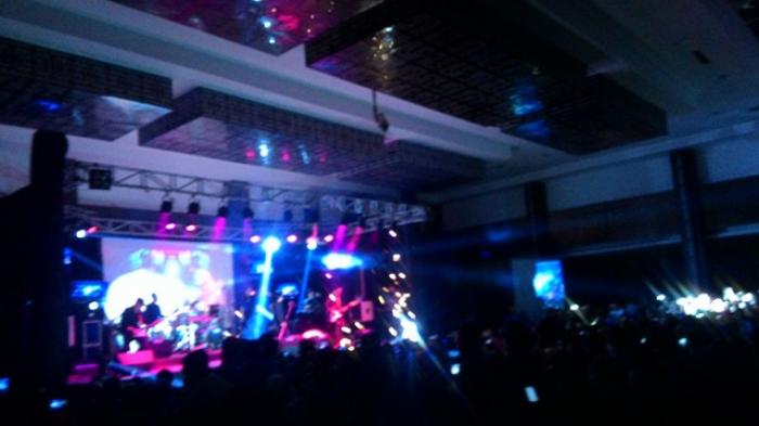 Lagu Mengejar Matahari Buka Konser Ari Lasso dan Buat Penonton Histeris