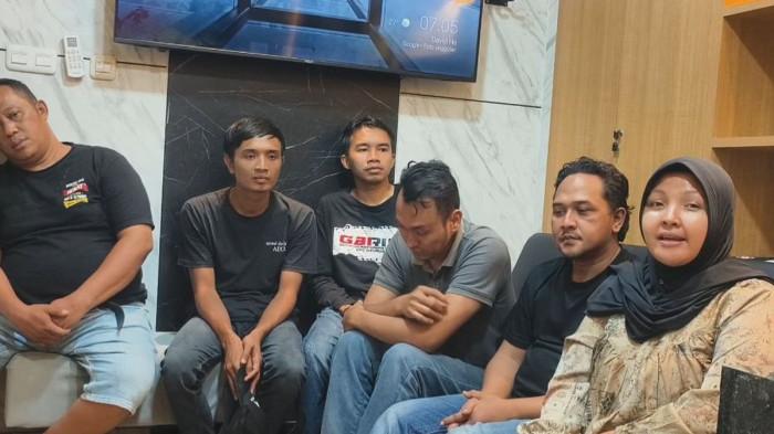 KORBAN PENYEKAPAN - Korban penyekapan modus jual beli mobil di Pondok Aren, Tangerang Selatan. Mereka adalah Dessi Juwita, Indra alias Riky, Nurul alias Ibenk, dan Ajit Abdul Majid (urutan dari kanan ke kiri).