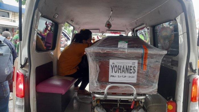 Tangis Istri Peluk Erat Peti Jenazah Suami Korban Sriwijaya Air, Minta Waktu Untuk Sendiri di Mobil