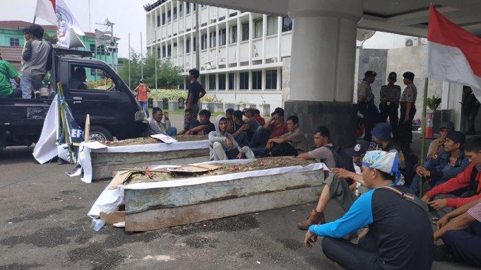 Pendemo: Tanah 22 Desa Terancam Tanahnya Diambil, Demo Bawa Kuburan di Kantor Gubernur