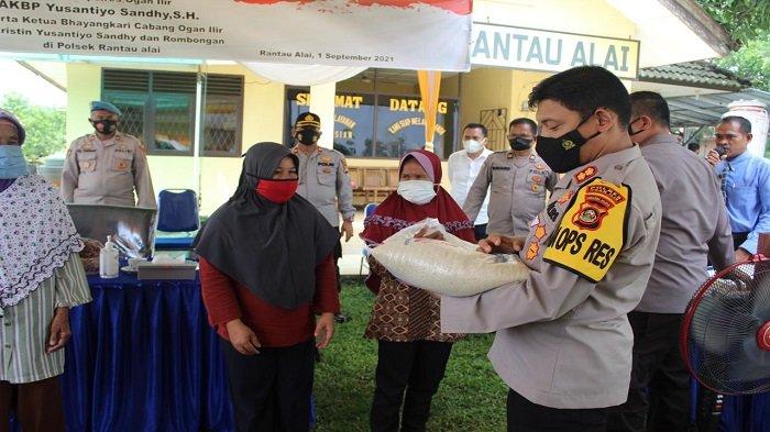 Kunker ke Mapolsek Rantau Alai, Kapolres OI Bagikan Sembako dan Cendera Mata serta Tanam Pohon - kunker-kapolres-ogan-ilir-ke-polsek-rantau-alai-1.jpg