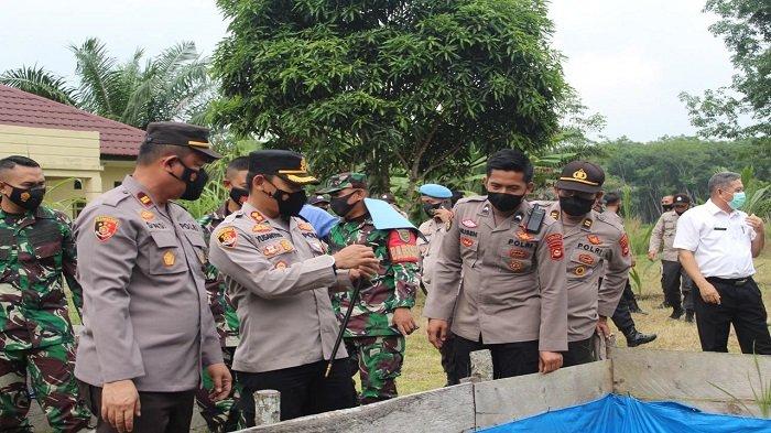 Kunker ke Mapolsek Rantau Alai, Kapolres OI Bagikan Sembako dan Cendera Mata serta Tanam Pohon - kunker-kapolres-ogan-ilir-ke-polsek-rantau-alai.jpg