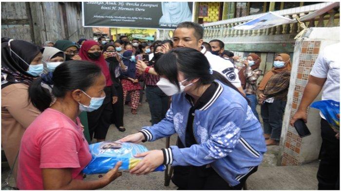 Keluarga Bagi-bagi 2 Ton Beras, Mengenang 40 Hari Wafatnya Almarhumah Percha Leanpuri