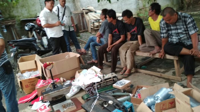 Dari Luar Tampak Seperti Rumah Mewah Biasa, Ternyata Jadi Tempat Pemalsuan Barang-Barang Ini
