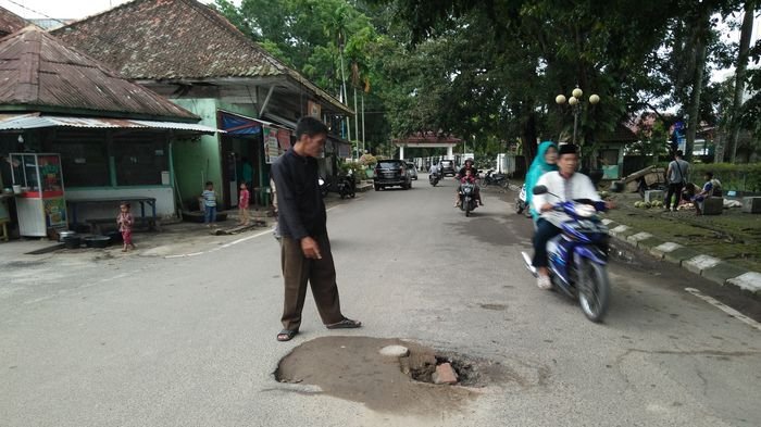 Membahayakan Keselamatan Pengendara, Warga OKI Khawatir dengan Lobang di Tengah Jalan Ini
