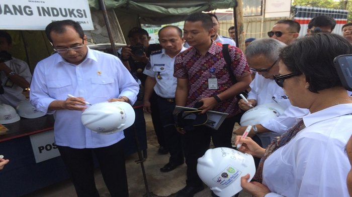 Biar Pegawai LRT Semangat, Tiga Menteri Ini Lakukan Ini Sebelum Tinjau Pembangunan