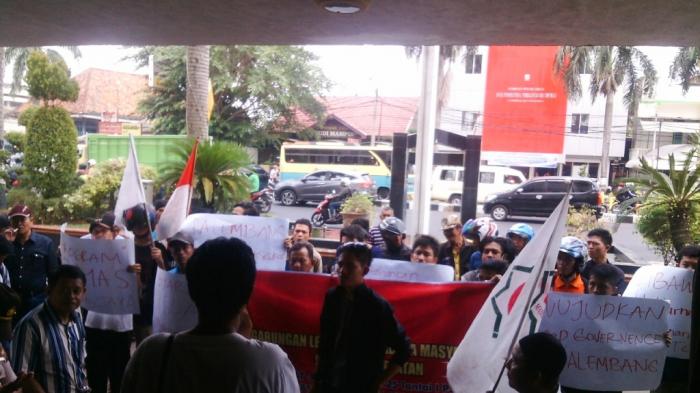 BREAKING NEWS: Puluhan LSM Se-Sumsel Demo Dukung Harnojoyo