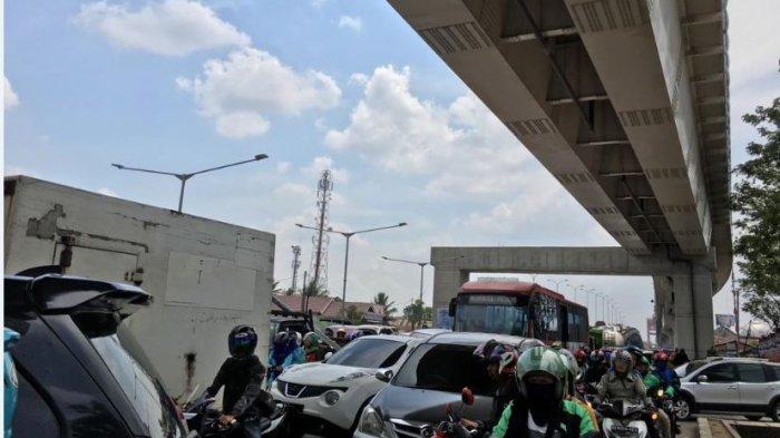 INFO LALULINTAS PALEMBANG : Ada Wisuda Jalan Gub H Bastari Jakabaring Macet Panjang