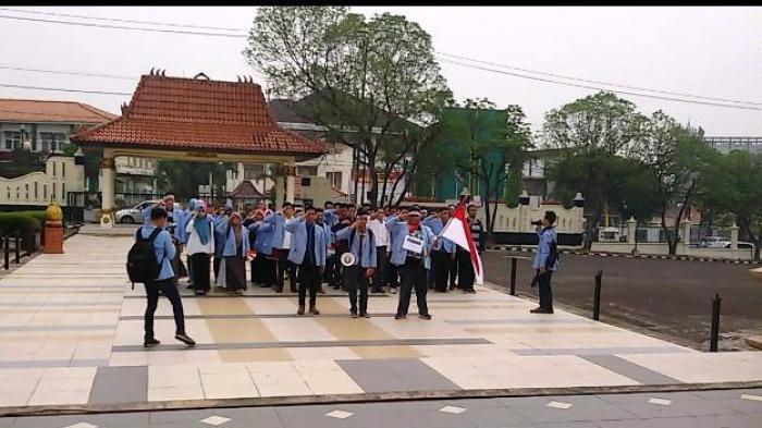 Sebelum Tabur Bunga Mahasiwa ini Beri Hormat kepada Pahlawan - mahasiswa-poltek-sriwijaya-memberikan-hormat-pahlawan_20151107_165708.jpg