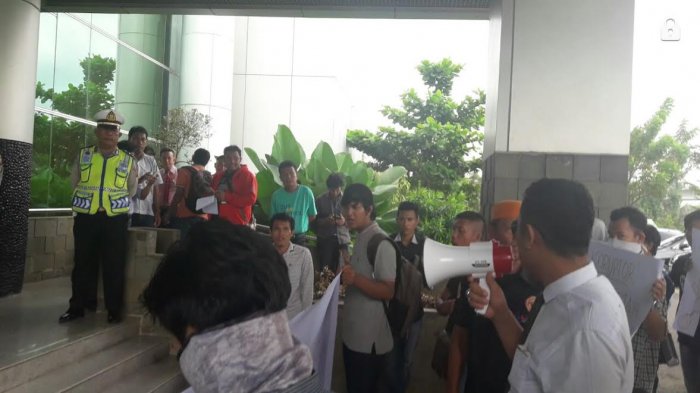 Massa Minta Kejati Selidiki Kasus Korupsi di Sumsel