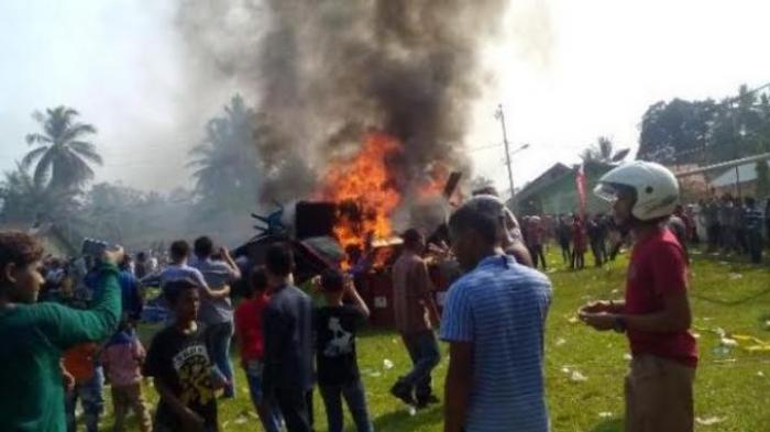 Penyanyi Idola Tak Kunjung Tampil, Penonton Bakar Panggung